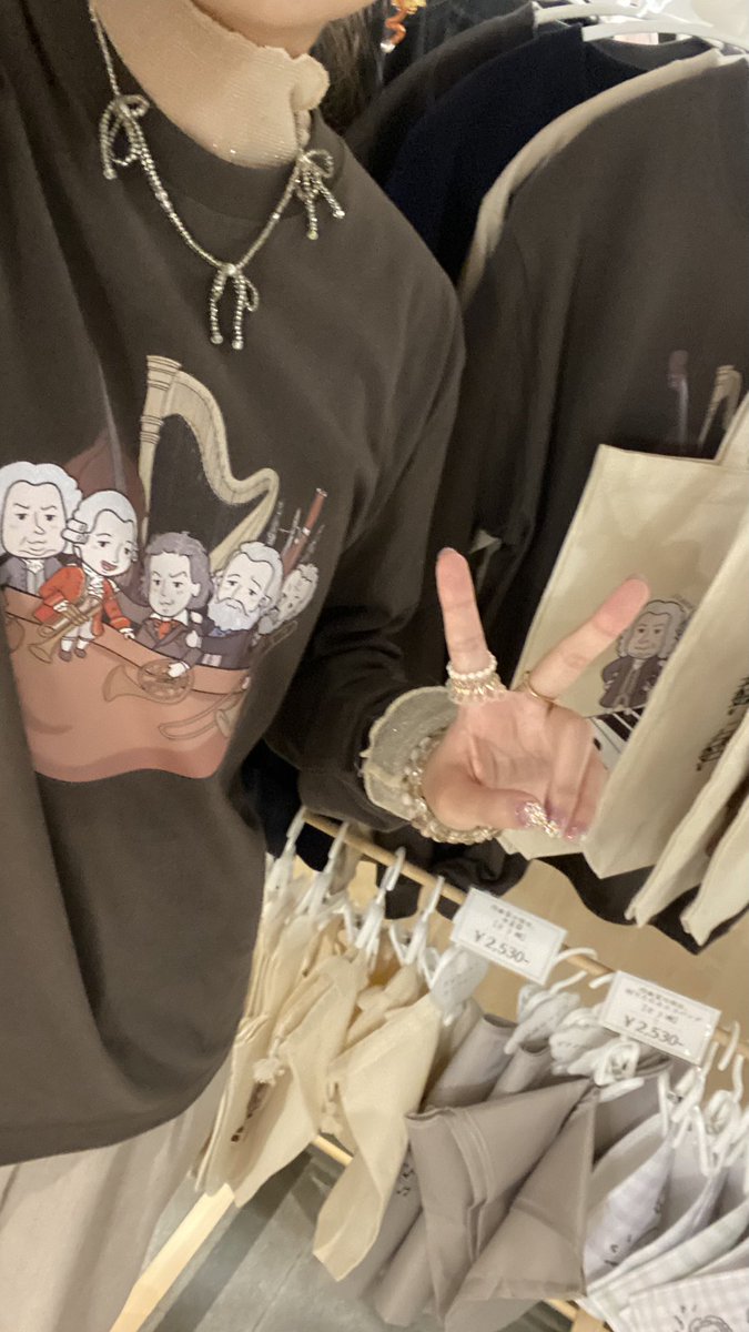 onpu_dou's tweet photo. ロンT間に合いました✨
良い感じ🫶🏻

本日チカホ北3条広場にて、
Select Market開催中💭

19:00までです！
ぜひお立ち寄りください😊 https://t.co/4ouT9iXabP