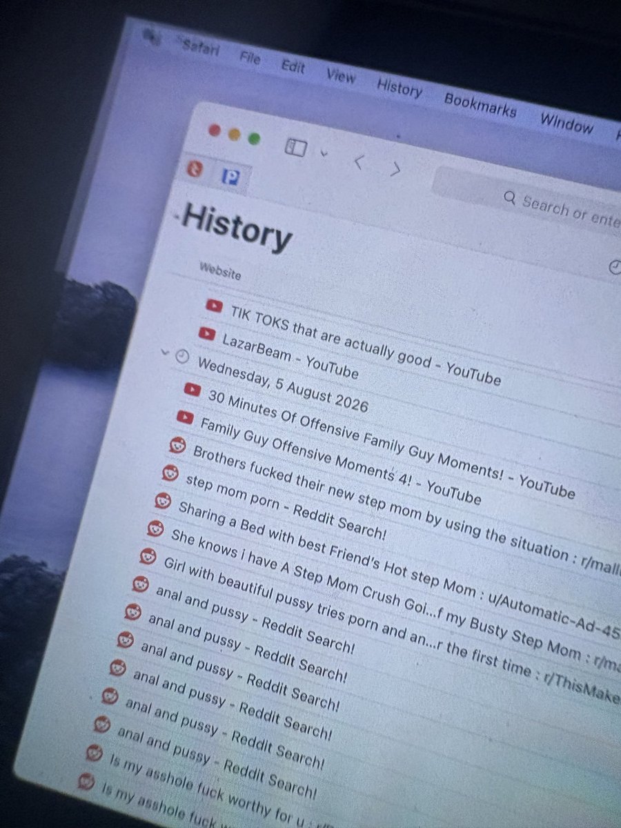 zetabetatrojan's tweet photo. Friends little bro search history https://t.co/WxV42pPO0W