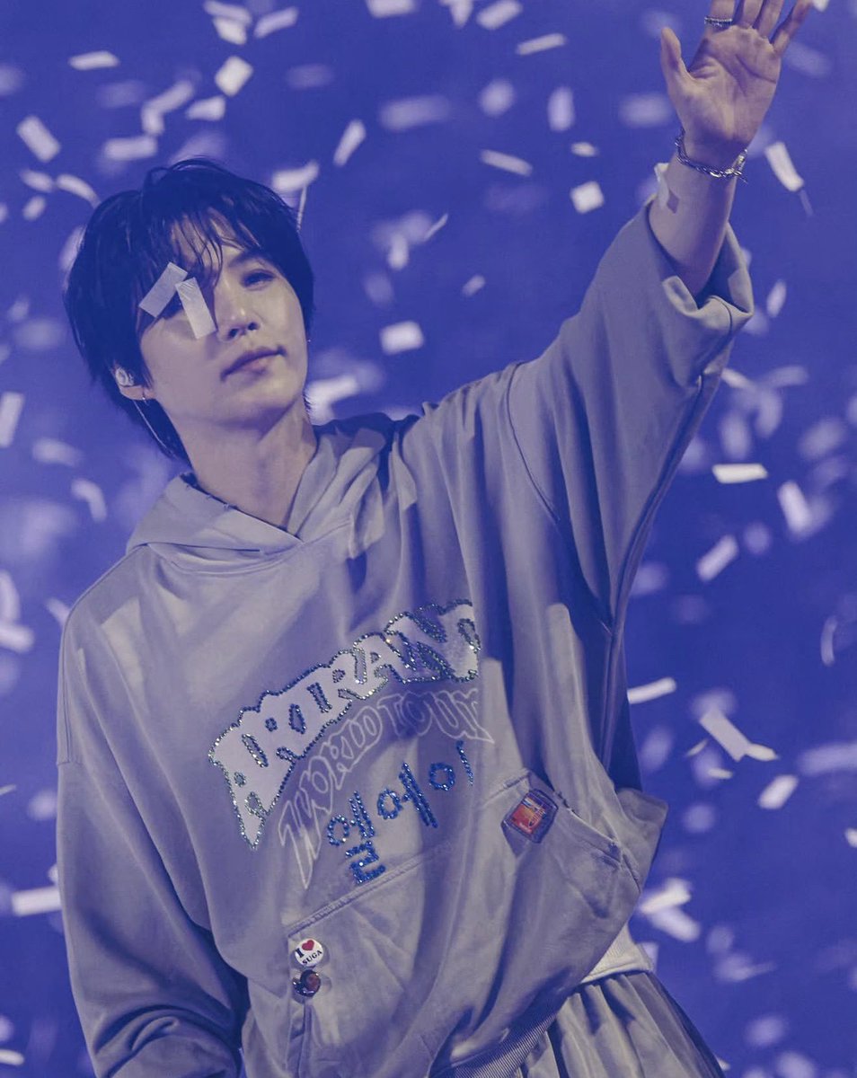 CYPHERS_DDAENG3's tweet photo. Yoongi posting the ‘7’ confetti 🎊😭 https://t.co/cnBQvawlIU