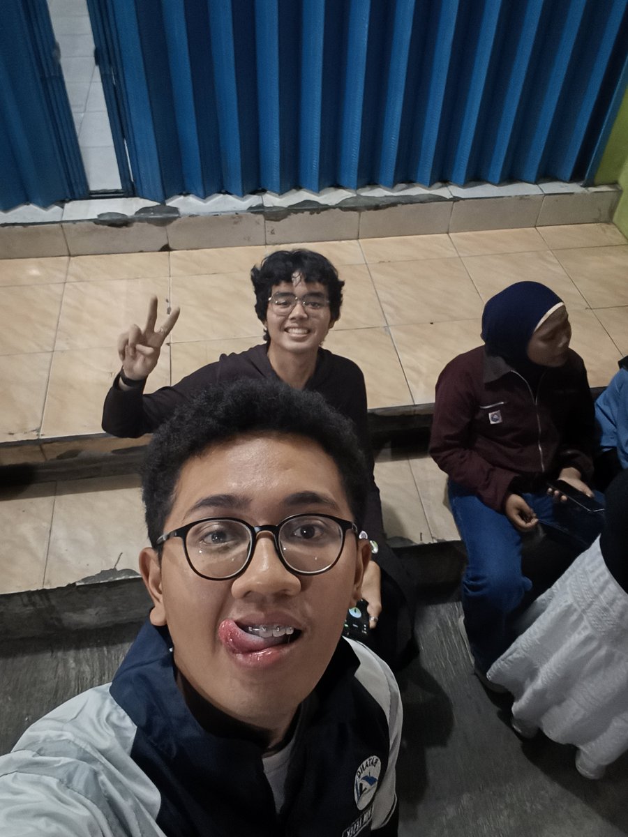 redzown77's tweet photo. finally nongkrong ama bocahan kkn, asli gua kangen bat men https://t.co/sz8jt1L65J