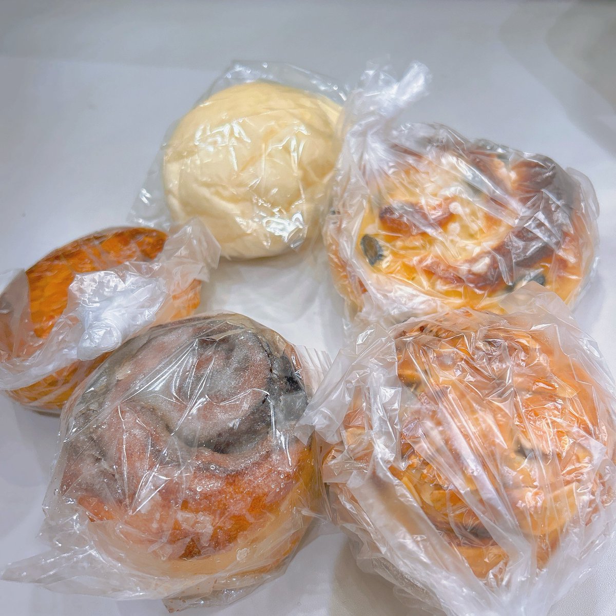 hanazawa_staff's tweet photo. 午前中から新高島のパン屋さん2軒はしごしちゃった…
白いクリームパン美味しい☺️✨
横浜は過ごしやすい気温です🍞今日のライブよろしくお願いします！！！ https://t.co/1CyuMDO4Jh