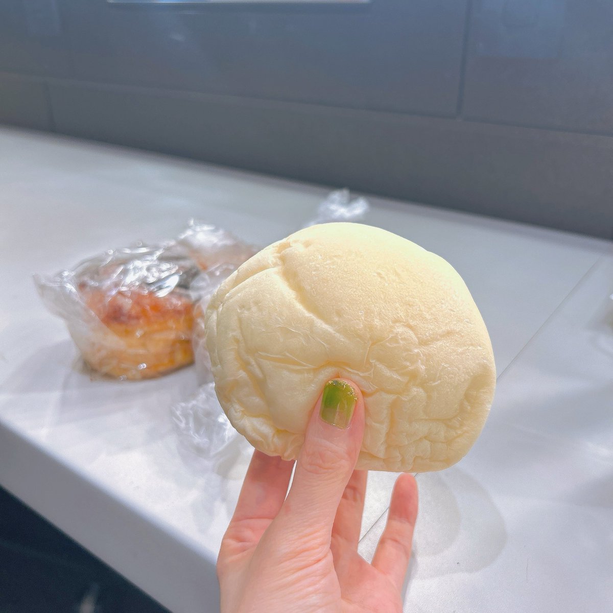 hanazawa_staff's tweet photo. 午前中から新高島のパン屋さん2軒はしごしちゃった…
白いクリームパン美味しい☺️✨
横浜は過ごしやすい気温です🍞今日のライブよろしくお願いします！！！ https://t.co/1CyuMDO4Jh