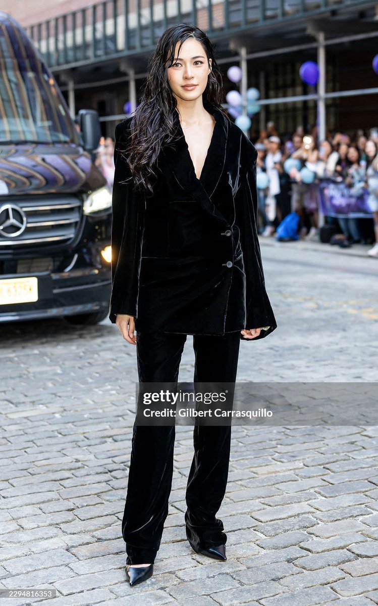 LingOrmTagTrend's tweet photo. Getty ก็เอาพี่ไม่ลงนะคะ 
สวยแท้ สวยทุกมุม สวยแบบขึ้นหิ้ง
สวยตามสไตล์นางฟ้า CK 🔥

LINGLING APAC FACE OF CK #CalvinKleinSS27xLINGLING #LinglingkwongxCalvinklein 
#CalvinKleinSS27 #NYFW  #CalvinKlein #LinglingKwong @CalvinKlein @linglingsirilak https://t.co/c8gqdGh1Q4
