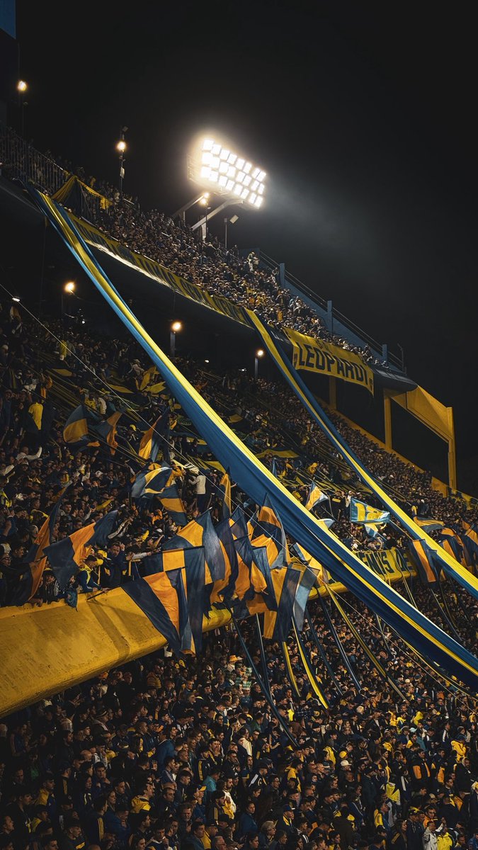 lasfotosdeboca's tweet photo. El padre de todas las hinchadas. https://t.co/oR00aePHTc