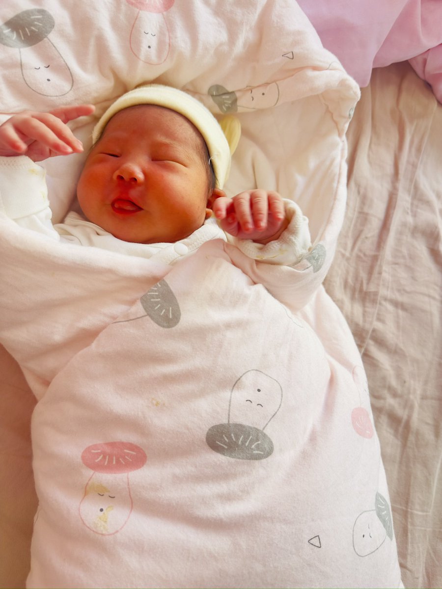 longhaiqwe123's tweet photo. 二姐家小宝宝出生了，新生命的出生总是让人愉悦，更何况我可是亲舅舅呢😆

有了八妹，我家阿七终于在家族里升级为姐姐了🎉 https://t.co/cuyJihNxyg