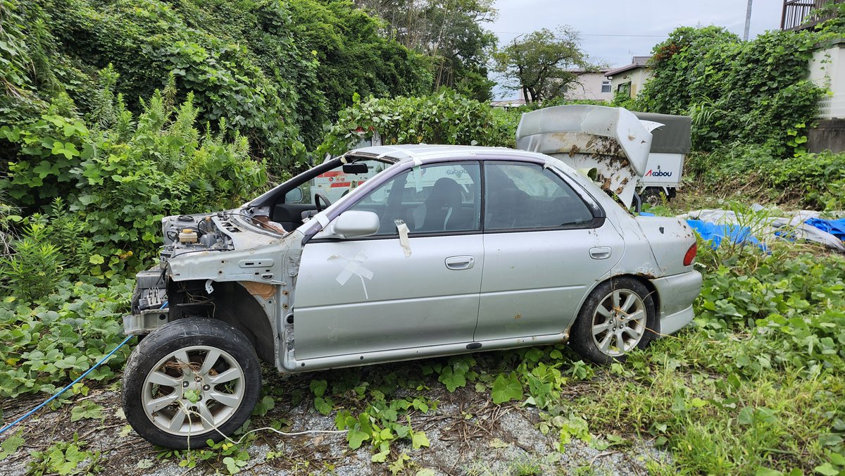 evn_es's tweet photo. GC8だったものの箱 欲しい人いますか？
エンジンなし
死んでるミッション2機
トランク、リアバンパー、テール、助手席とかは外します
ミッション2機の鉄ゴミ代くらいでいい https://t.co/e8QC5Mp9U6