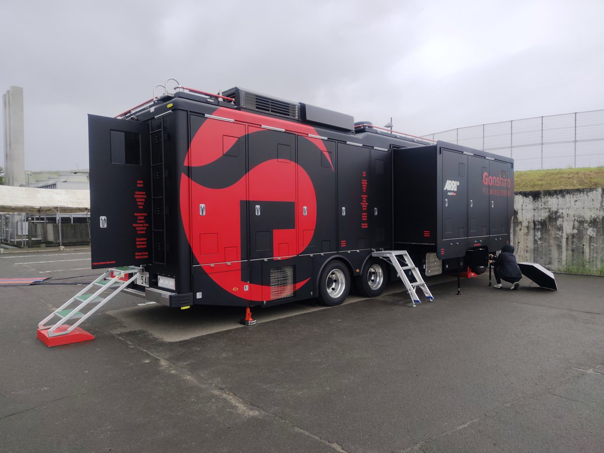 koike_ep's tweet photo. #権四郎ARRI中継車
昨日 #ｾｷｽｲﾊｲﾑｽｰﾊﾟｰｱﾘｰﾅ に搬入を終えました。
車体はエアサスのエアーを最大排出、左右前輪に各2枚の敷板を敷設し、水平取り完了です。
隣の車両は、9月7日から会場入りしているTBS-ACTの音声中継車 TA-1

@gonshiro_1989
#権四郎
#Gonshiro
#中継車 https://t.co/4RMWY7CYfR
