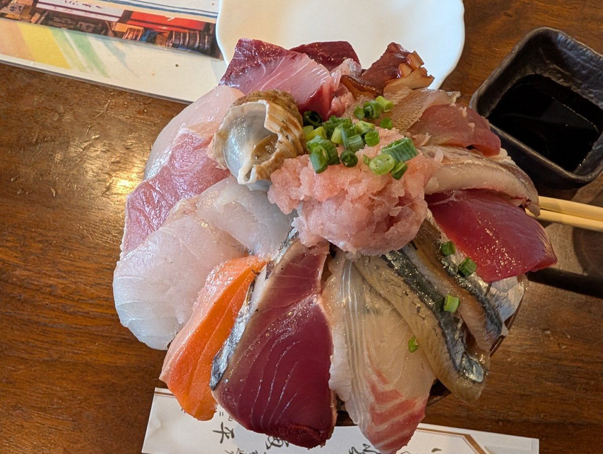t_fit_engineer's tweet photo. 筋肉エンジニアの会でこれから技術書典に向けて執筆合宿💪その前に特大海鮮丼でタンパク質を補給した！！

#技術書典 
#筋肉エンジニア https://t.co/Fjmlk035Ua