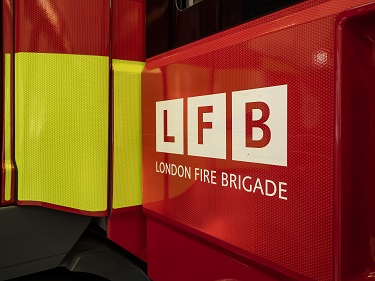 LondonFire's tweet photo. A flat on the 18th floor is alight in #Poplar. https://t.co/rpseDCdyoT https://t.co/gyYA7RlNb3
