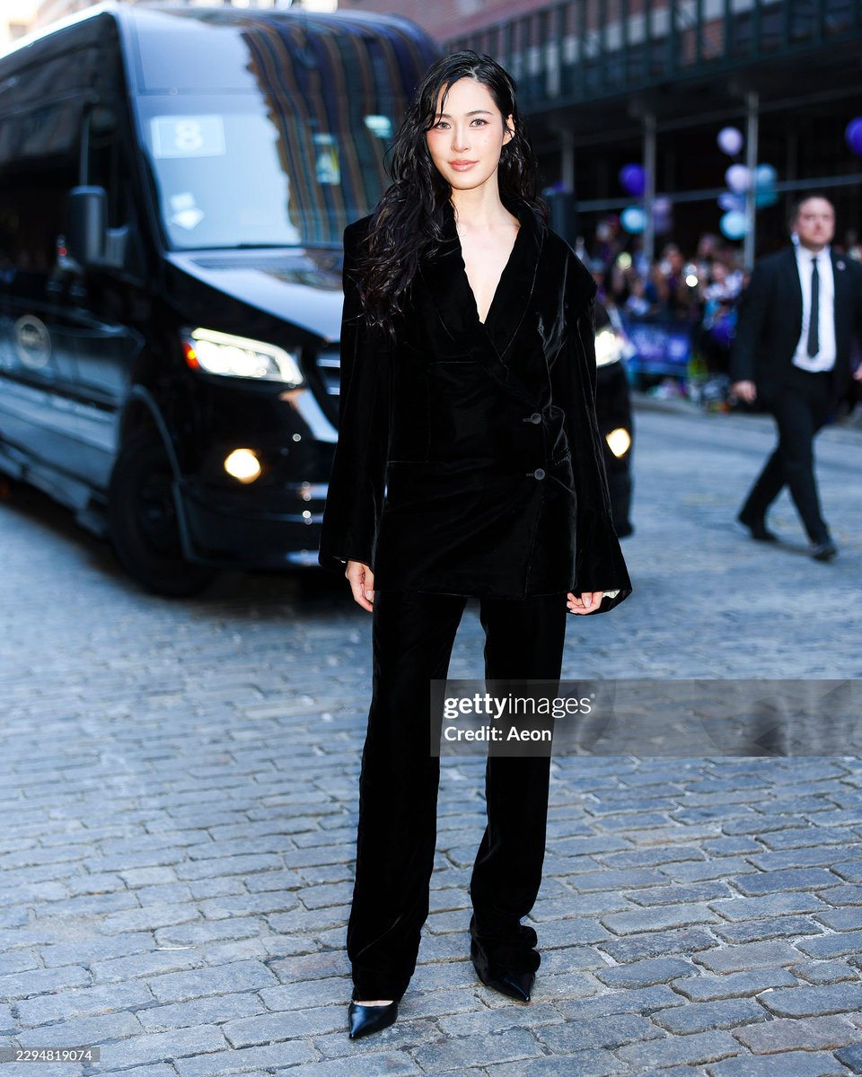TrendyUpdate_th's tweet photo. เรียบ เท่ ดูแพงแบบมีคลาส สมมง APAC Face of Calvin Klein!✨🖤

แฟชั่นโมเมนต์ของ ‘หลิงหลิง คอง’ ขณะเข้าร่วมชมโชว์ Calvin Klein Collection Spring 2027 Runway Show  ณ มหานครนิวยอร์ก 🇺🇸

LINGLING APAC FACE OF CK 
#CalvinKleinSS27xLINGLING 
#Linglingkwong #หลิงหลิงคอง 
#CALVINKLEINSS27 #CALVINKLEIN
@linglingsirilak @CalvinKlein