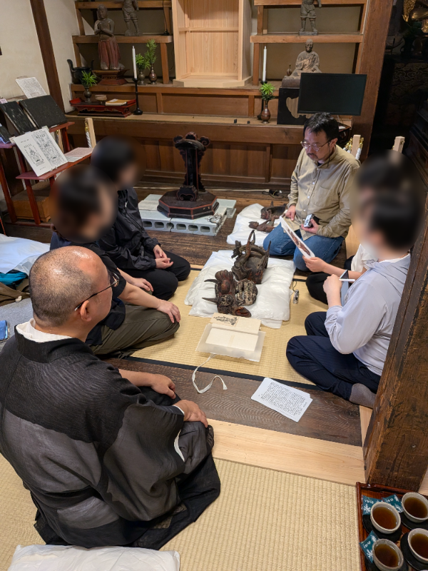 kegon_gangoji's tweet photo. 奈良県立大学・山田先生をはじめ関係者の皆さまに、
寺宝「八雷神面」の撮影、彩色調査を実施いただきました。

今後は調査データをもとに、欠損部分などを検討しながら3D彩色データを作成いただく予定です。

八雷神面がどのような姿でよみがえるのか。
今後の進展をぜひ楽しみにお待ちください！ https://t.co/KUS0Pu6dR3