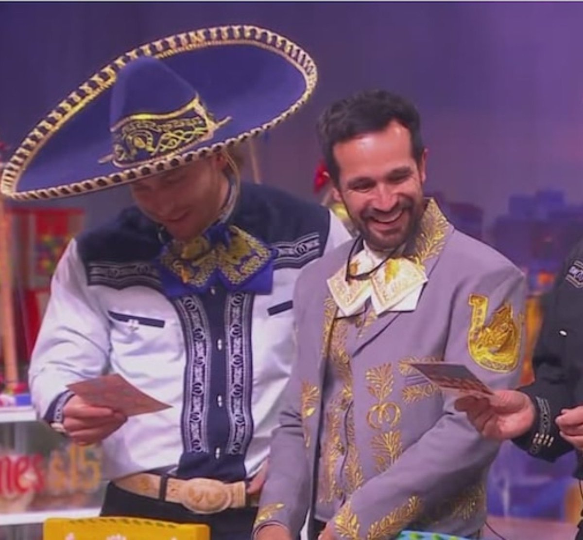Franavi10's tweet photo. Yahir trae el outfit patrio de los últimos dos ganadores de La Casa. 

¿Se volverá a repetir la historia? 👀

#LaCasaDeLosFamososMéxico 
#LaCasaDeLosFamososMx https://t.co/9cLbhBEP81