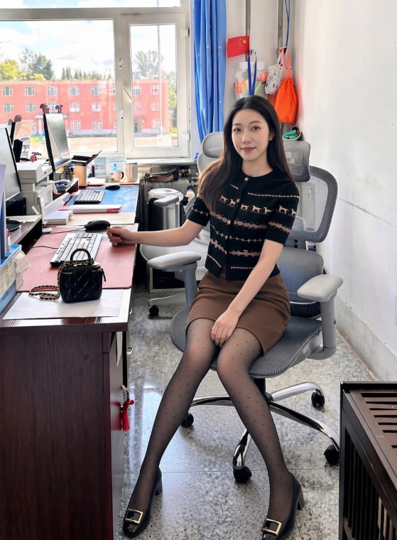 rtyrrell317's tweet photo. 都说体制内的女老师端庄保守、规规矩矩。
但上周我在办公室偷偷撩起裙子···很刺激 很反差吧？ https://t.co/M6FdVwig0Z