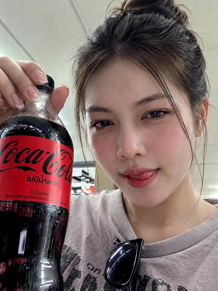 Lady_Vesper85's tweet photo. ซ่าก็ไปกินโค้ก อย่าซ่าไปกินตีนค่ะ https://t.co/yFOgiF8Wjx