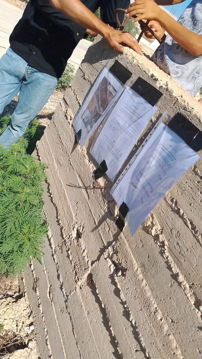 PalinfoAr's tweet photo. متابعة | جيش الاحتلال يلصق منشورات على منازل المواطنين في خربة الحفاصي جنوب شرق طولكرم، باعتبارها تقع ضمن نطاق منطقة " أثرية". https://t.co/0LxLi5b3pt