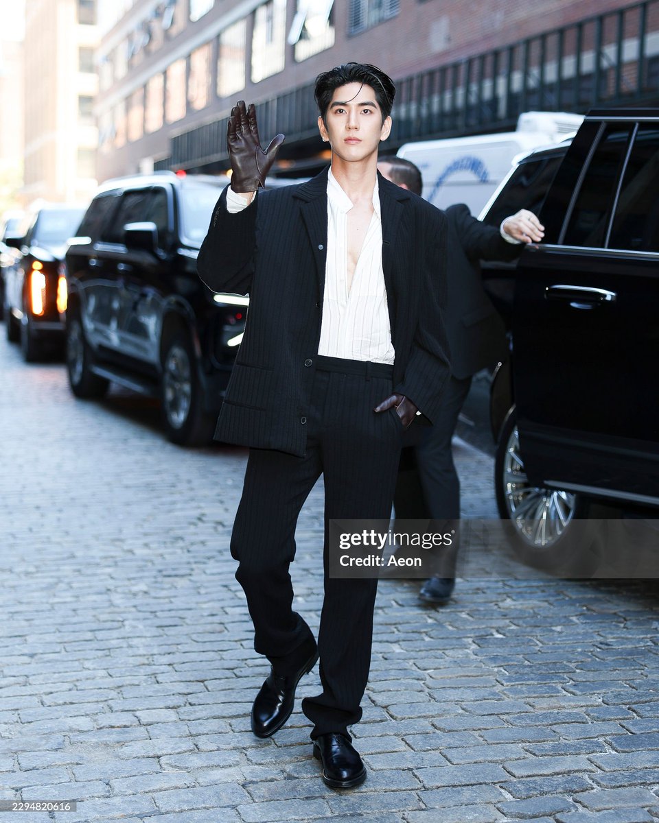 TrendyUpdate_th's tweet photo. หล่อคมแบบฉบับ Calvin Klein Boy 🖤 

พาส่องแฟชั่นโมเมนต์จากมหานครนิวยอร์ก “ซี ทวินันท์” ขณะร่วมชม Calvin Klein Collection Spring 2027 Runway Show ณ New York City กับโททัลลุคที่ทั้งเท่ คลีน และมีเสน่ห์แบบ effortless ✨

SEA TAWINAN CALVINKLEIN SS27 
#CALVINKLEINXSEA #sea_tawinan 
#CALVINKLEINSS27 #CALVINKLEIN
@CalvinKlein @Sea_tawinan