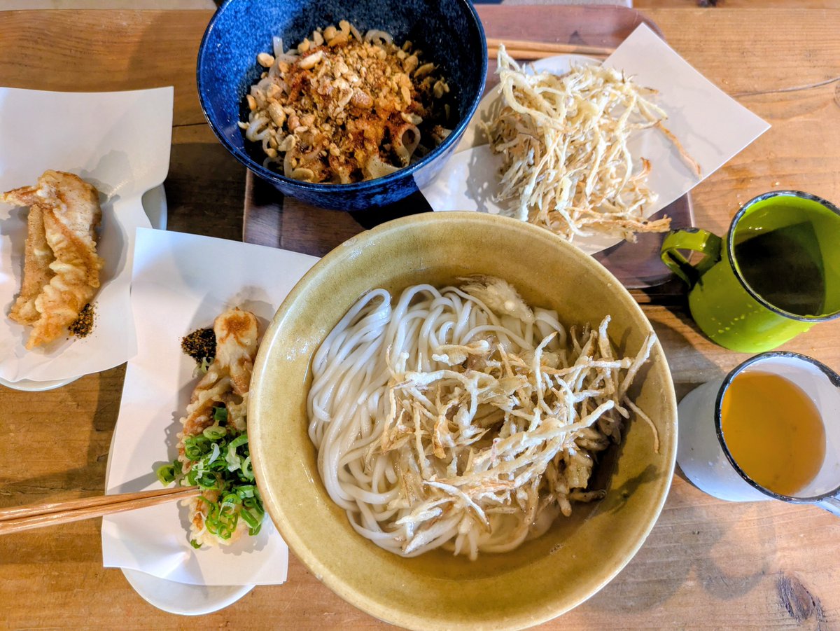 sora_1956's tweet photo. 古民家deうどん屋さんランチ。
細切りのゴボウの天ぷら、鳥天、ちくわ天をトッピング。
遠くまで旅行に来た感じがした雨上がりの午後。 https://t.co/TCUygB1zTk