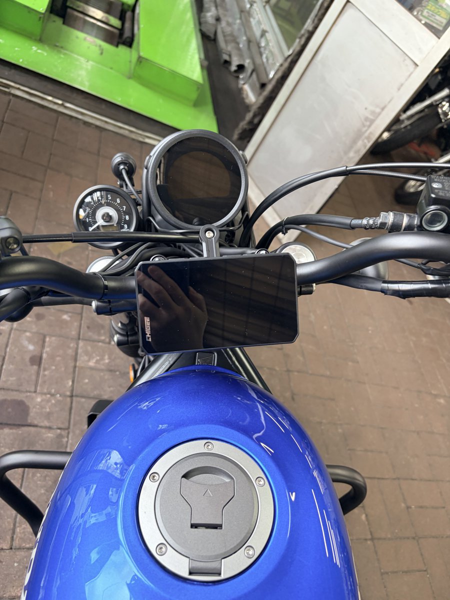 DolphinRoadster's tweet photo. CL500が明日納車。
タナックスのスマモニを今回も付けました。
XR-2の後継機のAIO-5 EVOです。
取付例として参考写真置いときます。
#tanax #スマモニ #chigee https://t.co/4cZMm7GX3c