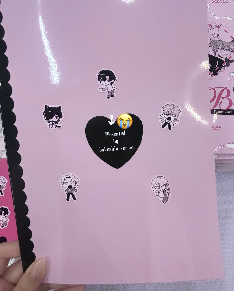 moamoa_9n's tweet photo. 設営完了してます💟

アホのスペルミスすみません…😭
コンビニプリントで無配のシールつくったので裏表紙にペタペタ貼ったりしてみてください〜（おひとり様1枚まで）
数少ないので無くなり次第ネプリ番号載せます！ https://t.co/3xH2GmXvUa