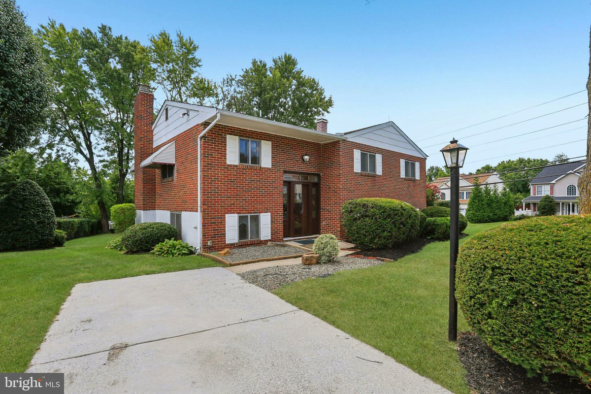bsdarell's tweet photo. 5501 Daybreak Terrace, Baltimore, MD, 21206
3 bed | 2 bath 1772 Sq. Ft.
Active | 325000
https://t.co/qzFkobEnwG
Welcome to 5501 Daybreak Terrace, a truly special home that feels like a warm hug from the moment you step inside. This solid brick home offers 3 Bedrooms, a Full... https://t.co/5ablsfiZCt