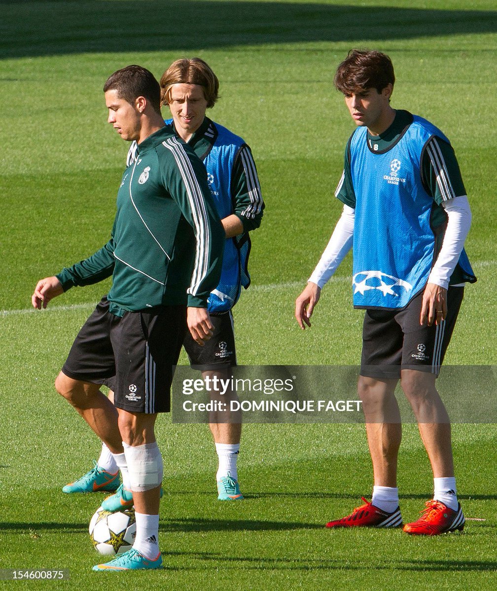 acervokaka's tweet photo. a mysterious individual asked for kaká with luka modrić

uma pessoa misterioso pediu fotos do kaká com o luka modrić https://t.co/W2goyVqbQ4