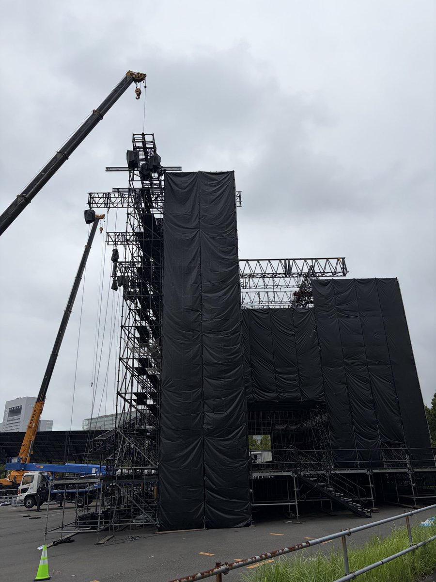 tsubuan's tweet photo. フェスの設営？かなりしっかりしてそう https://t.co/s44qeRBo7J