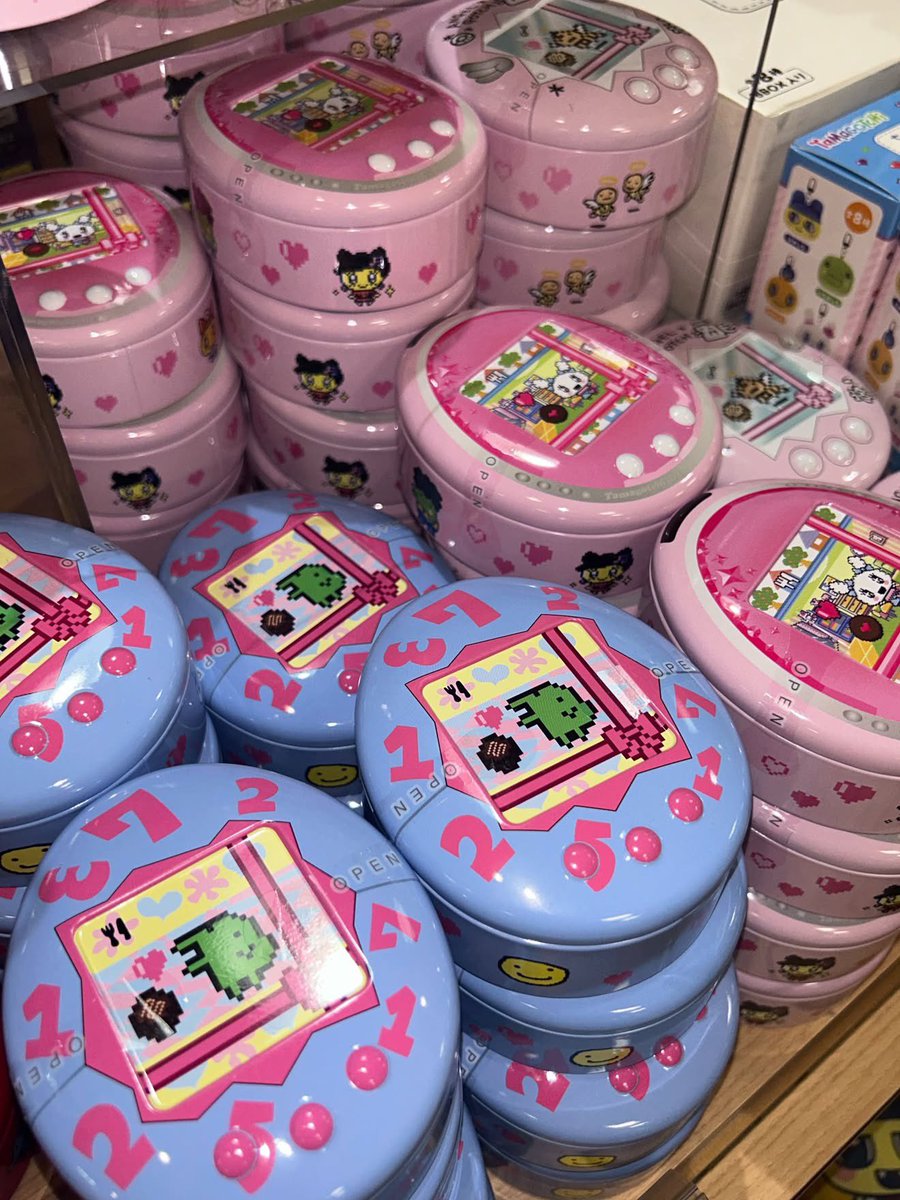 bbublequm's tweet photo. กล่อง tamagotchi นรมากกกค่ะ ข้างในมีคุกกี้ ⭐️ กล่องละ 220฿ พรีญป https://t.co/aVMWFsWJs2