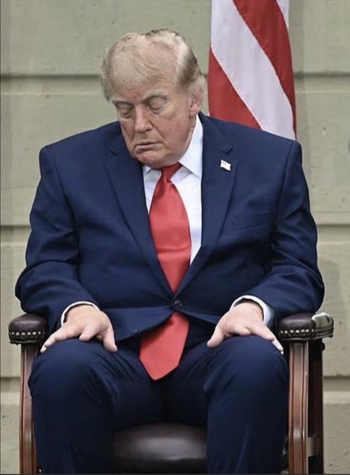 mmpadellan's tweet photo. Even Mitch McConnell looked more conscious than this 3 months ago. https://t.co/Sm0bfgZJe6