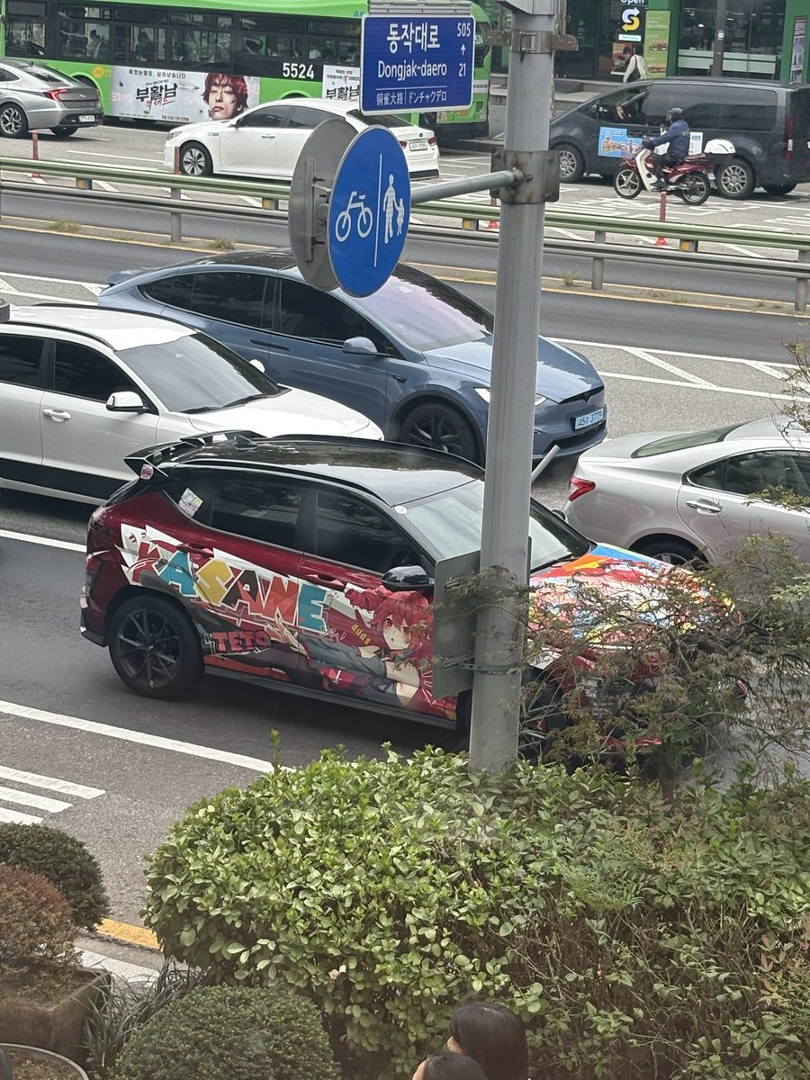 ether_kinggg's tweet photo. 이런 랩핑된 차 인터넷에서는 봤어도 실제로 달리는 건 처음봄 https://t.co/53s88jV3Yz