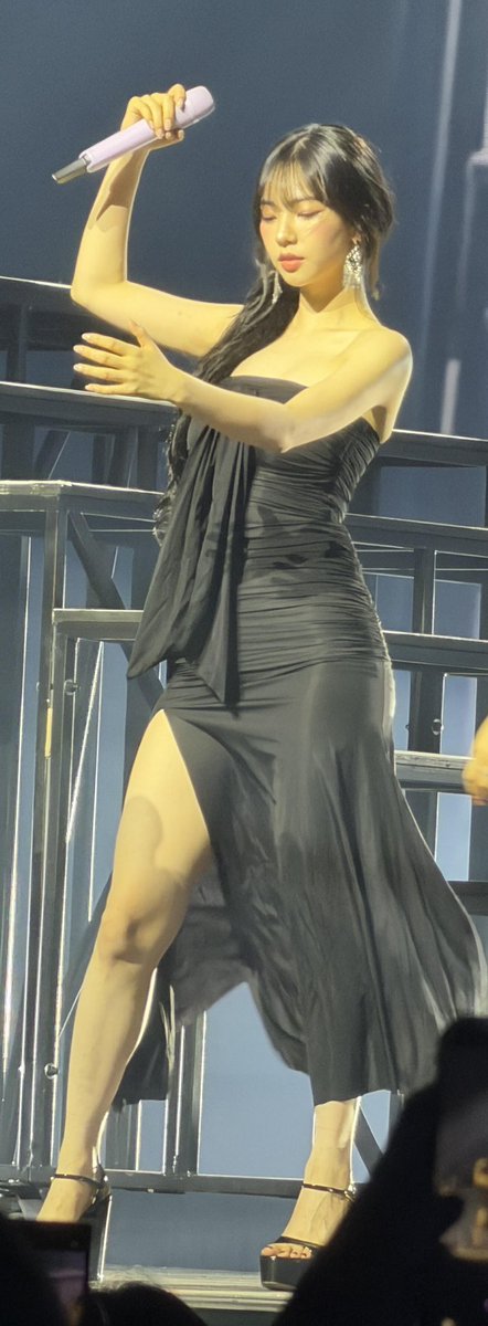 ujiminphoria's tweet photo. OMFG KARINA??!? THE BACK MUSCLE?? https://t.co/hywv96xas1