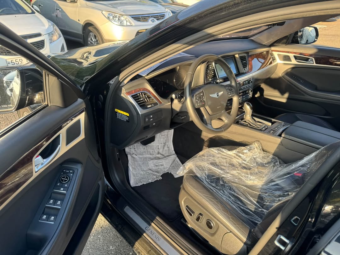 ArnoldKitthtib's tweet photo. 2016 Genesis gasoline, 200, 000 km, luxury options, great price. Financing available for all D, E, F visas and permanent residents. Call 01048692105 https://t.co/3fPRX3iqlL
