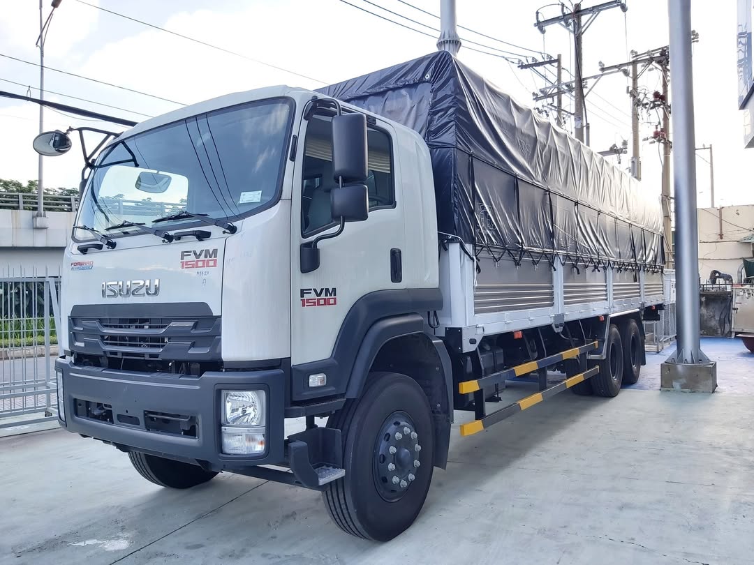NolaKini's tweet photo. Heavy loads, long routes, tight deadlines—ISUZU FVM34TE4 delivers confidence with ~15-ton capacity, a powerful 6HK1 engine, stable 3-axle chassis, air brakes, and fuel efficiency. Built to get cargo there and payments home on time. https://t.co/5nPdDMIMlA