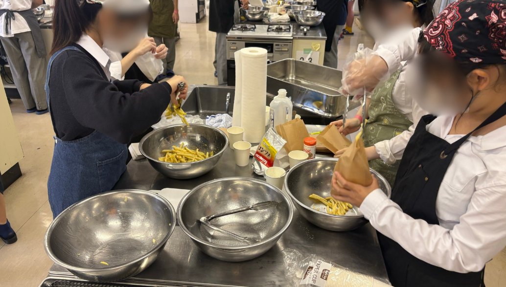 katakura_hs's tweet photo. 🍳【裏側密着｜調理室で絶賛準備中！🔥】 
星樹祭の美味しい食べ物は、調理室で生徒たちが心を込めて仕込み＆手作り中！✨ 衛生管理もバッチリに、熱気あふれる調理室から出来立ての美味しさをお届けします！お腹が空いたらぜひ各食品ブースへお越しください！ https://t.co/yLimQebKf0
