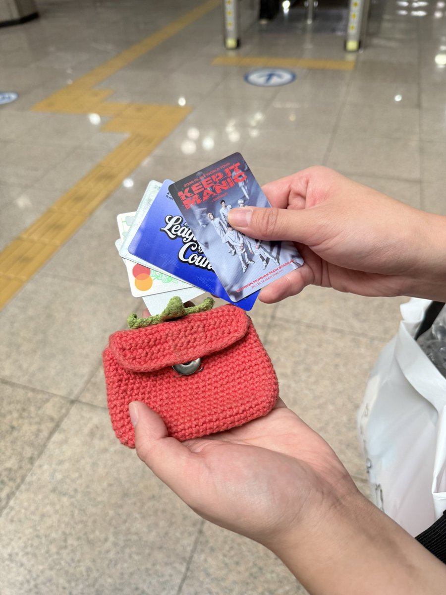 KongMing511's tweet photo. 在地铁口捡到了，是韩文的身份证件
#plave https://t.co/w1YxnMPzsW