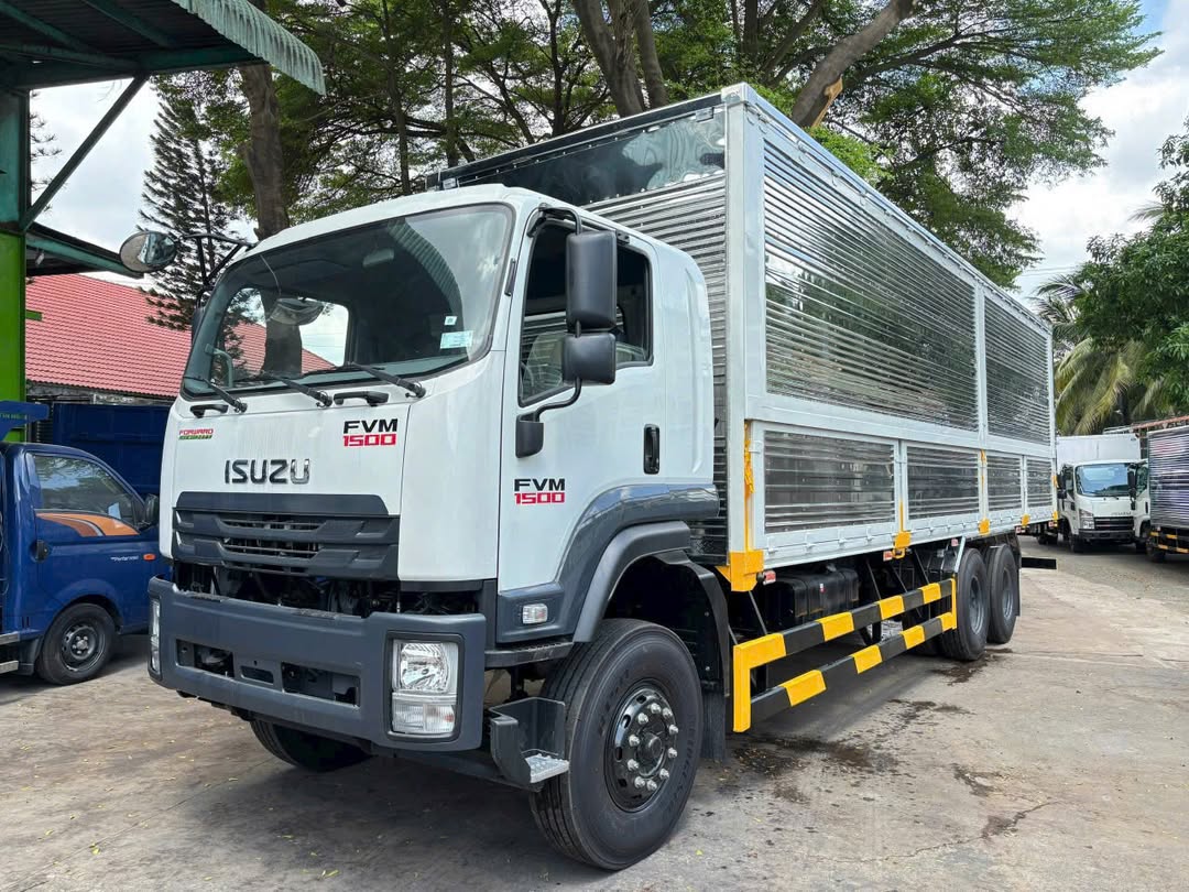 DerekTenbreyf's tweet photo. WHEN A “MOUNTAIN OF CARGO” CALLS... FVM1500: “Alright, load it up! ”

Need to haul goods? Got a truck. Long trips? Got a truck. Need a heavy-duty partner? The FVM1500 can handle it! ISUZU FVM1500—built to carry big loads, not watch orders pass https://t.co/NEIngUQ6sl