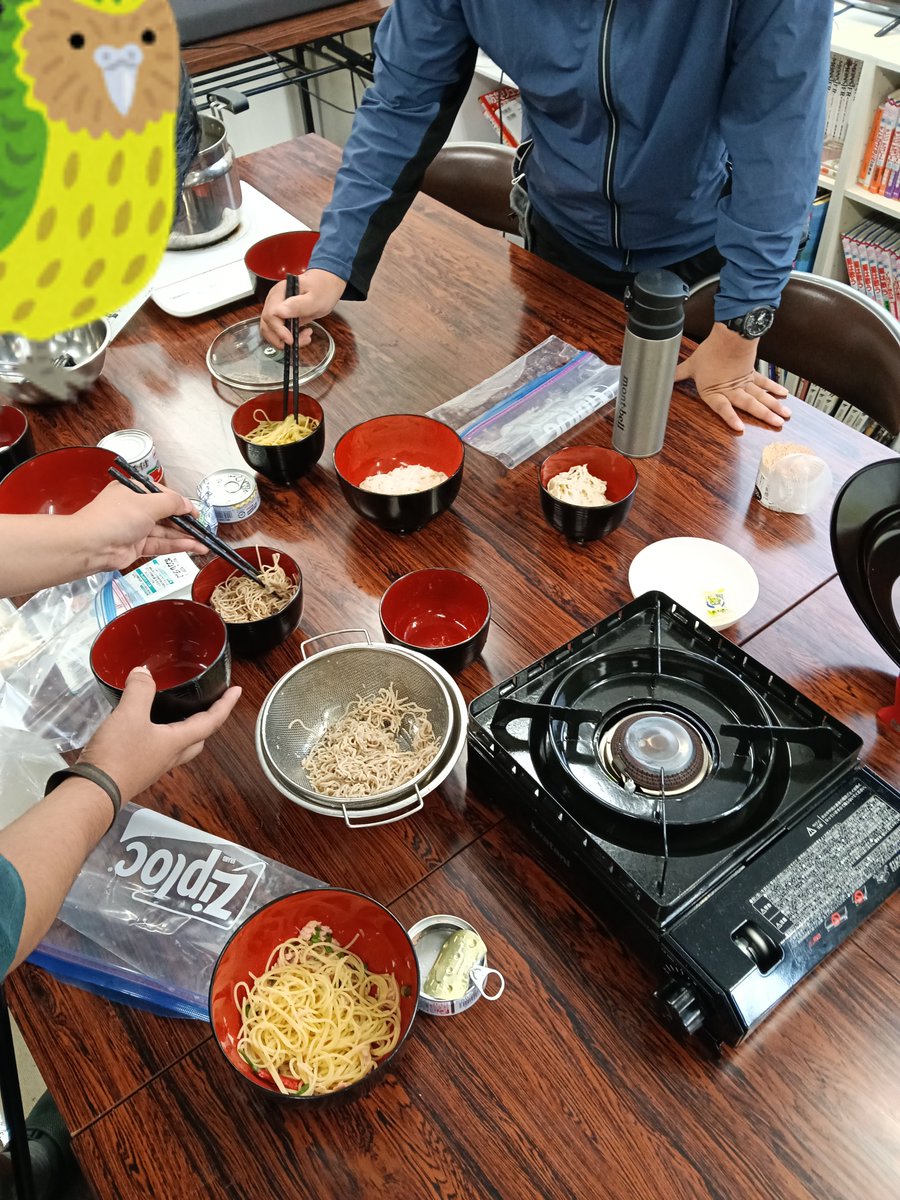B40234938's tweet photo. 令和8年9月12日(土) 今日は災害時の調理「うどん」「そば」「パスタ」を水に浸してその水で火を加えて作りました。それぞれ試食してみたら塩味や仕上がりに発見があり皆楽しんで学びました。#福島市 #就労継続支援B型 #お喜らく #利用者募集 https://t.co/wnTQpEyE55