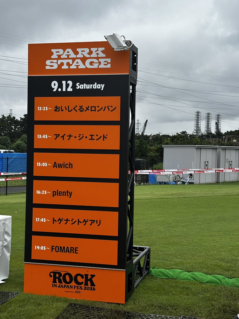 gojinyan's tweet photo. 前方席9列目は前が通路で視界良好！今日のポニテ&amp;黒白チェック衣装めちゃかわいかったし歌声も絶好調😆✨
首も大丈夫そうで良かった
しょうこちゃんがお隣ステージのコレサワでベース弾いてたー！

#アイナジエンド #rockinjapan https://t.co/ovqPXYho5p