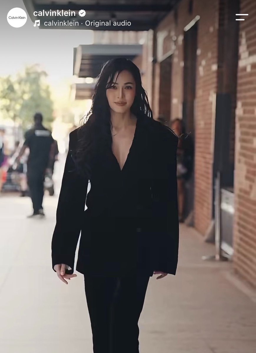 Kaoxkwong's tweet photo. คุณหลิงหลิงคองจากแอค Calvin Klein แอคใหญ่25.8ล้านฟอลอะแก ฮือออ แล้วจะเอาไรมาไม่เริ่ดคะพี่ พี่หลิงเจ๋งอะ เก่งมากกกกก ㅠㅠ 👏🏻👏🏻

 #CalvinKleinSS27xLINGLING https://t.co/DMGP6GpEjS