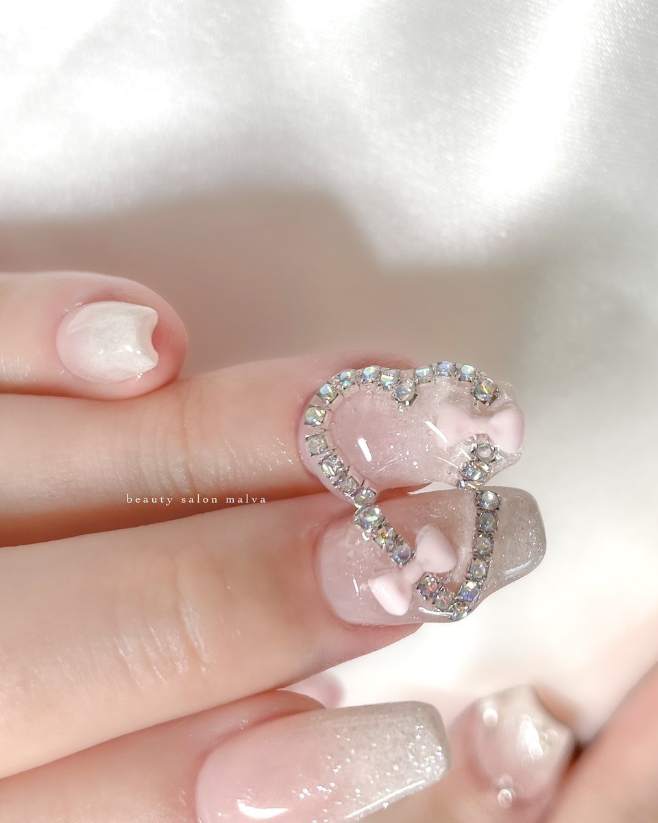 malva_info's tweet photo. 【パーツ＆シール267】でご予約可能♡
＜3ネイル♡
薬指と中指でハートを作ってある存在感のあるネイル🫶
LINE𓂃 https://t.co/uhevCEqboT https://t.co/1YPfqmJzjZ