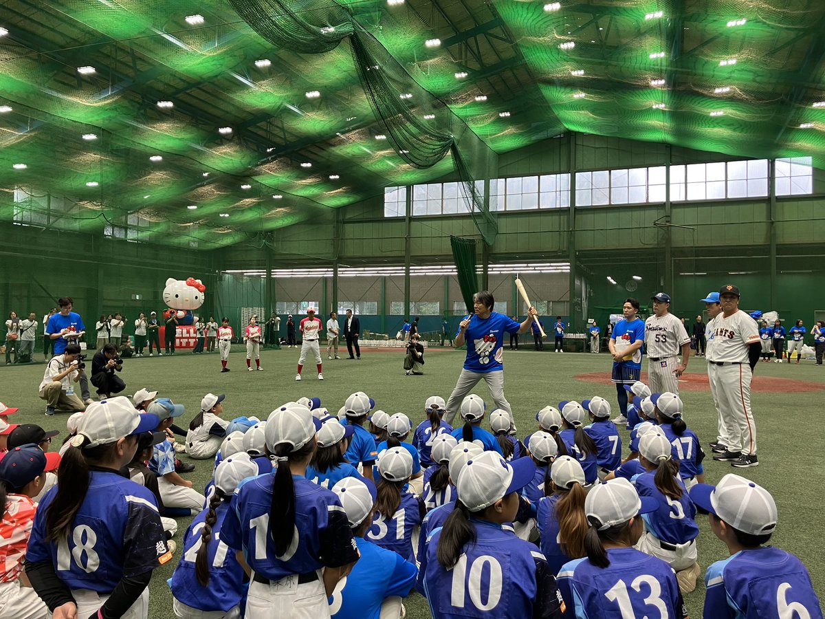 sanrioBA's tweet photo. 松井秀喜さん登場！！
そして貴重な打撃指導！
みなさん真剣な表情で見入っています👀

#サンリオベースボールアカデミー https://t.co/z7W9VSkbB3