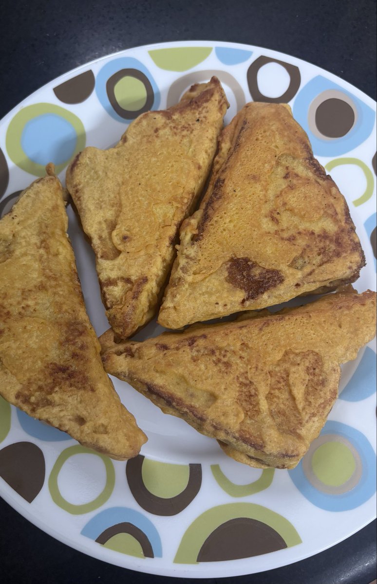 sapnamadan's tweet photo. Forget protein shakes. Bread pakoda is the OG Indian protein bomb. 

Besan for protein, potato for energy, bread for carbs, mustard oil for those good fats, and a full masala attack for flavour.

Nutrition wrapped in golden crunch.😋 https://t.co/zAqqk9Ko9d
