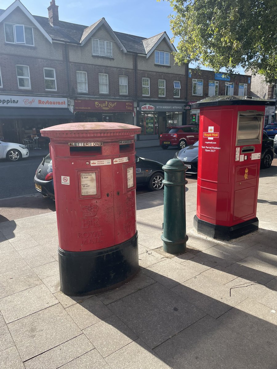 GerryHectic's tweet photo. Happy #PostboxSaturday New best friends (?) #NewMilton #Hampshire #NotDorset 📮 #streetscape https://t.co/BSiNEo35kW