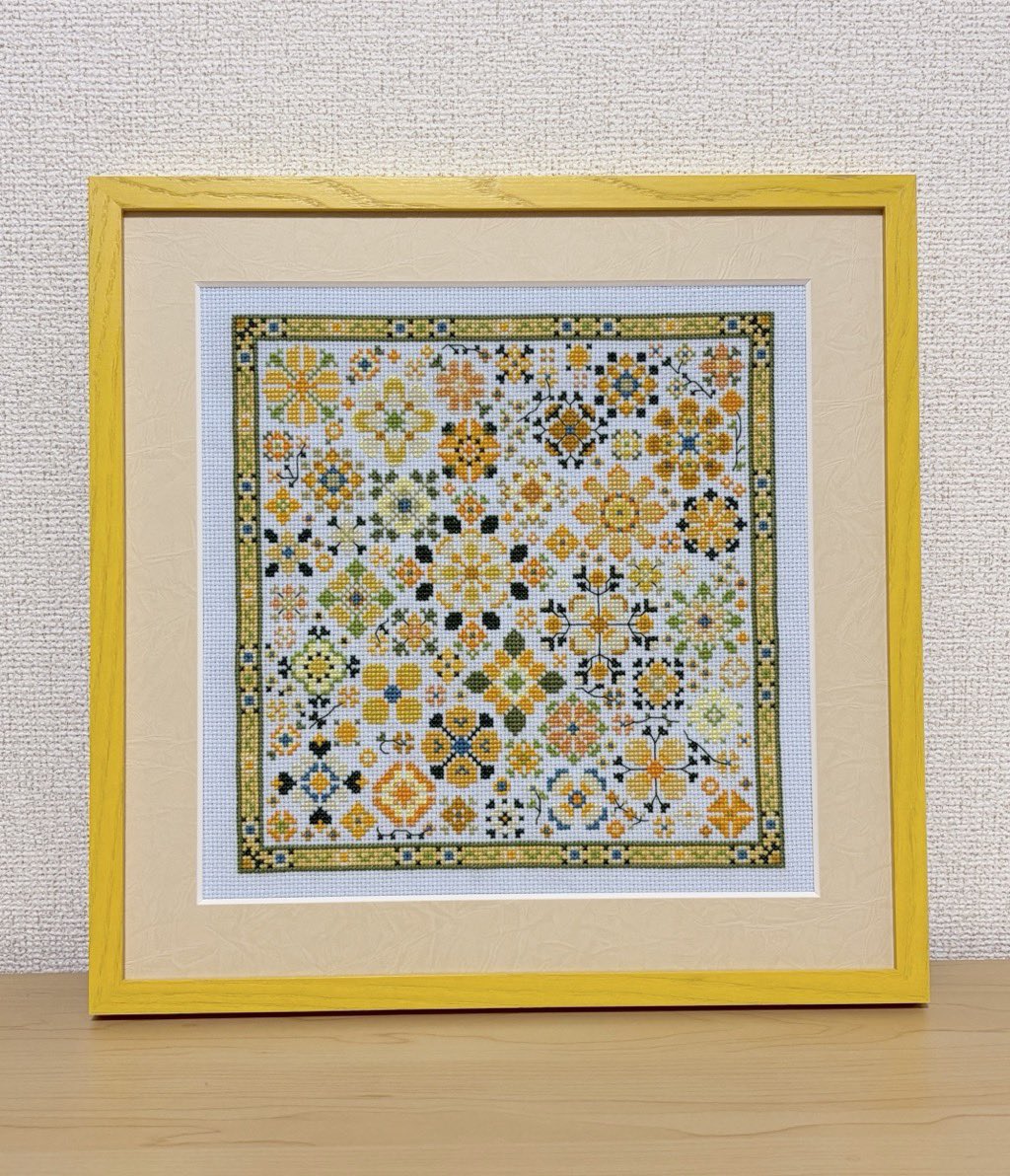 rinwave's tweet photo. CAROLYN MANNING DESIGNS「YELLOW」、額装完了しました✨
#クロスステッチ #crossstich #carolynmanningdesigns #yellow #floweradaycollection https://t.co/Q7V1pssTBf