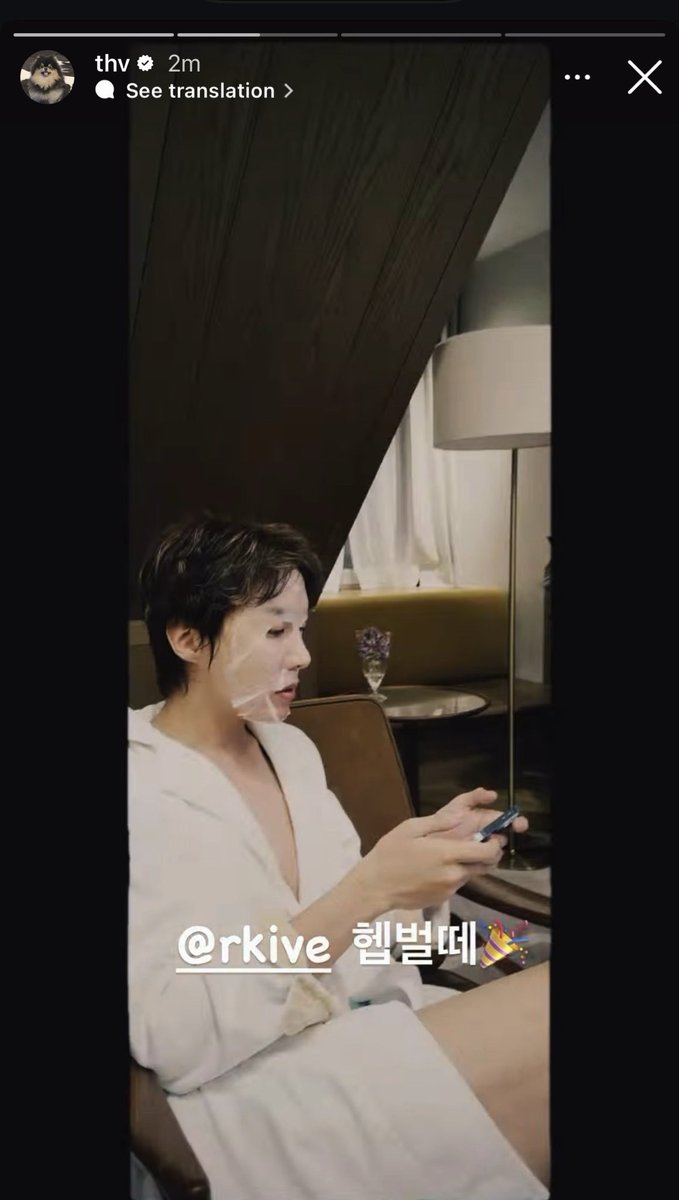 midamyg's tweet photo. non ho ben capito la storia di taehyung, hoseok sexyssimo in accappatoio con coscia nuda scoperta è il regalo di compleanno per namjoon da parte dei bts? https://t.co/ZmzveXqgcG