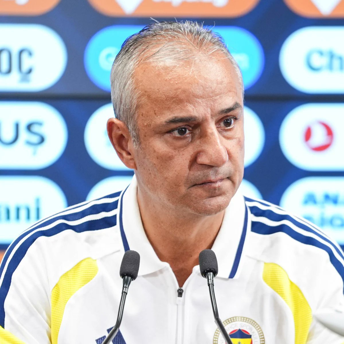 bosunatiklama's tweet photo. İsmail Kartal ve Aziz Yıldırım'ın istifa sonrası yaşanan diyalogları ortaya çıktı:

Aziz Yıldırım: Ne yapmaya çalışıyorsun sen. Böyle şey mi olur?

İsmail Kartal: Ben dayanamıyorum. Herkes arkamdan iş çeviriyor. Günde 7 tane ilaç kullanıyorum.

Aziz Yıldırım: Ben de 77 tane ilaç kullanıyorum. Dinlen, ben böyle bir şey duymadım, takımın başındasın

▬ İsmail Kartal'ın dün saat 12.00'deki antrenmana katılmamasının ardından Aziz Yıldırım, İsmail Kartal'ı kulübe çağırdı.

Aziz Yıldırım: Çok yanlış yapıyorsun. Ben bugüne kadar hep senin arkanda durdum. Yönetim olarak kendimizi siper ettik. Kendin gittiğin gibi ekibin de gidiyor. Bu takım pazartesi günü nasıl sahaya çıkacak hiç düşünmedin mi?

İsmail Kartal: Beni çok üzüyorlar. Hakkımda söylenenler, yakıştırmalar beni alt üst etti. Özellikle eski bir Fenerbahçeli futbolcunun yorumlarından olumsuz etkilendim.

Aziz Yıldırım: Sen niye izliyorsun bu insanları, bak ben izlemiyorum. Bu yorumlara kulağını tıka, bakma. Şu ana kadar iyi gidiyorsun, Avrupa’da yenilgin yok. Ligde iki mağlubiyet aldık ama daha sezonun başı. Sonuna kadar arkandayım bunu böyle bil. (Milliyet)