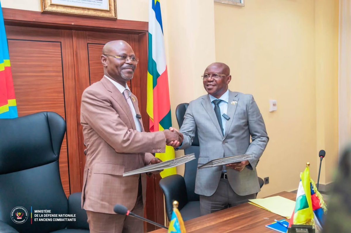 michombero's tweet photo. #Bangui-#Kigali : le #Rwanda 🇷🇼 exige le retrait de ses troupes après le rapprochement militaire entre la RDC et la RCA

La République démocratique du Congo et la République centrafricaine ont renforcé leur coopération sécuritaire avec la signature, le 21 août à Kinshasa, de deux mémorandums d’entente consacrés à la formation militaire et au renseignement. Ces accords interviennent alors que le Rwanda maintient des militaires en Centrafrique dans le cadre d’une coopération bilatérale et de la mission de l’ONU, la MINUSCA.

Les deux textes ont été signés par le vice-Premier ministre congolais chargé de la Défense, @GuyKabombo Muadiamvita, et le ministre centrafricain de la Défense nationale et de la Reconstruction de l’armée, Rameau-Claude Bireau. Selon les autorités congolaises, ces mémorandums donnent une traduction pratique à l’accord de coopération militaire conclu entre Kinshasa et Bangui le 18 octobre 2024. Ils font également suite aux recommandations arrêtées lors d’une rencontre tenue à Bangui le 11 mai 2026, notamment sur la formation, le partage de renseignements et la sécurisation de la frontière commune.

Lors de la cérémonie, Rameau-Claude Bireau a déclaré que le territoire centrafricain ne servirait pas de « base arrière » à une attaque contre la République démocratique du Congo. Cet engagement intervient dans un contexte de tensions sécuritaires persistantes dans l’est de la RDC et de préoccupations de Kinshasa concernant l’utilisation éventuelle de territoires voisins par des groupes ou forces hostiles.

La coopération militaire entre Bangui et Kigali reste parallèlement active. Le 8 août 2026, le chef d’état-major de l’armée rwandaise, le général-major Vincent Nyakarundi, s’est rendu à Bangui pour rencontrer des militaires rwandais déployés en Centrafrique. Le gouvernement rwandais indiquait alors que ces forces étaient présentes à la fois dans le cadre de la MINUSCA et d’un dispositif bilatéral avec les autorités centrafricaines. 

Le 10 août, des instructeurs de la Rwanda Defence Force avaient par ailleurs participé à la formation de 566 nouvelles recrues des Forces armées centrafricaines, ainsi que de 104 autres militaires dans le cadre d’une formation professionnelle. La cérémonie de fin de formation s’était déroulée au camp Kassai, à Bangui, en présence du président centrafricain Faustin-Archange Touadéra et du chef d’état-major de l’armée rwandaise. 

Des informations publiées en septembre par le média centrafricain Corbeau News font état d’une demande rwandaise visant le retrait du contingent bilatéral rwandais de Centrafrique, en réaction au rapprochement militaire entre Bangui et Kinshasa. Cette affirmation n’a toutefois pas, à ce stade, été confirmée par une déclaration officielle du gouvernement rwandais ou des autorités centrafricaines consultée par ReelActu.

La présence rwandaise en Centrafrique demeure donc composée de deux volets distincts : des personnels engagés sous mandat de la MINUSCA et des militaires déployés dans le cadre de la coopération bilatérale entre Kigali et Bangui.