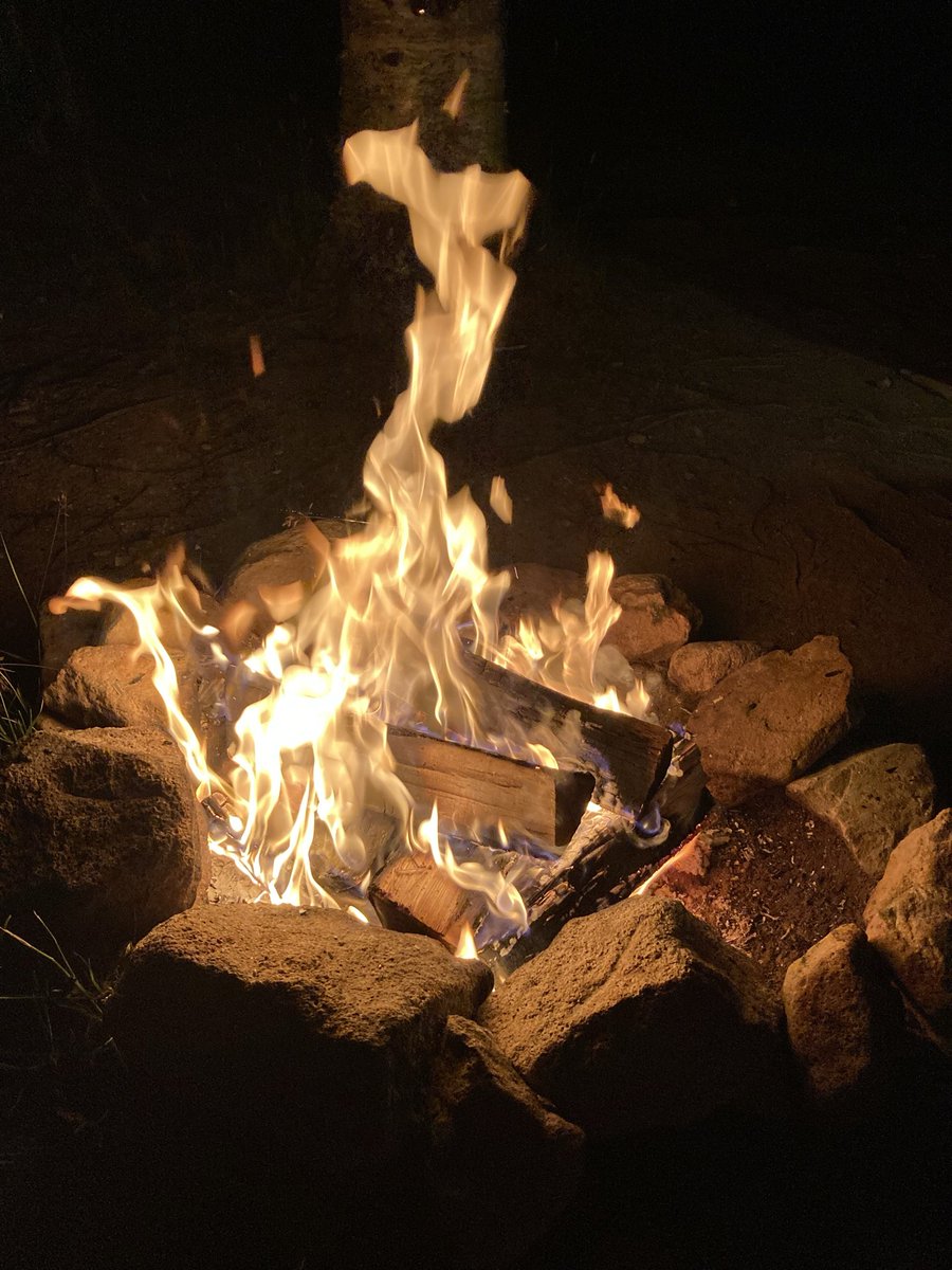 asdfg19863's tweet photo. キャンプで焚き火
火の揺らぎはいつまでも見続けられる
#たきび 
#北海道
#キャンプ https://t.co/I64Iy507iW