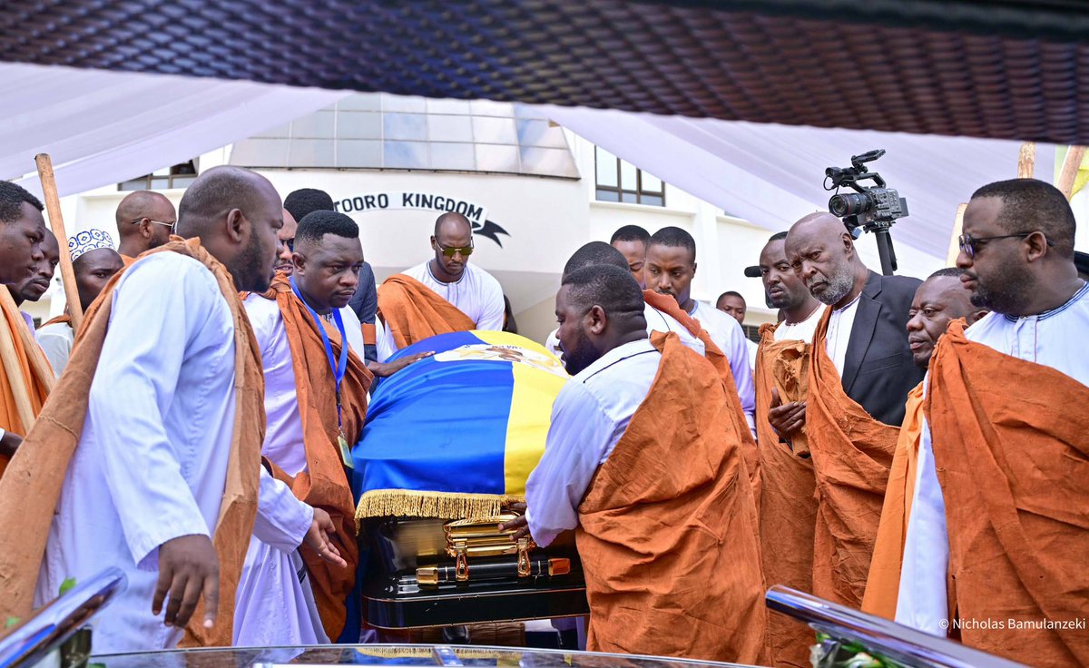 bamulanzeki's tweet photo. The body of His Majesty Rukirabasaija Omukama Oyo Nyimba Kabamba Iguru Rukidi IV, the Omukama of Tooro, leaves Karuzika Palace for the very last time, as he begins his final journey to the royal burial grounds.

Today, the people of Tooro bid a final farewell to their beloved King, whose reign began at just three years of age and spanned more than three decades.

May his soul rest in eternal peace.

#TooroMourns #RIPKingOyo #KingOyo #OmukamaOyo #TooroKingdom #FortPortal @observerug