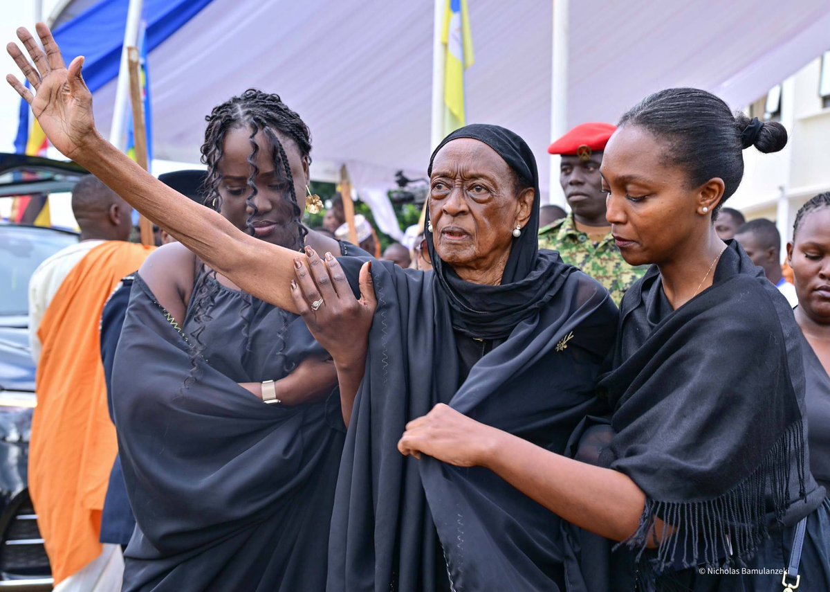bamulanzeki's tweet photo. The body of His Majesty Rukirabasaija Omukama Oyo Nyimba Kabamba Iguru Rukidi IV, the Omukama of Tooro, leaves Karuzika Palace for the very last time, as he begins his final journey to the royal burial grounds.

Today, the people of Tooro bid a final farewell to their beloved King, whose reign began at just three years of age and spanned more than three decades.

May his soul rest in eternal peace.

#TooroMourns #RIPKingOyo #KingOyo #OmukamaOyo #TooroKingdom #FortPortal @observerug