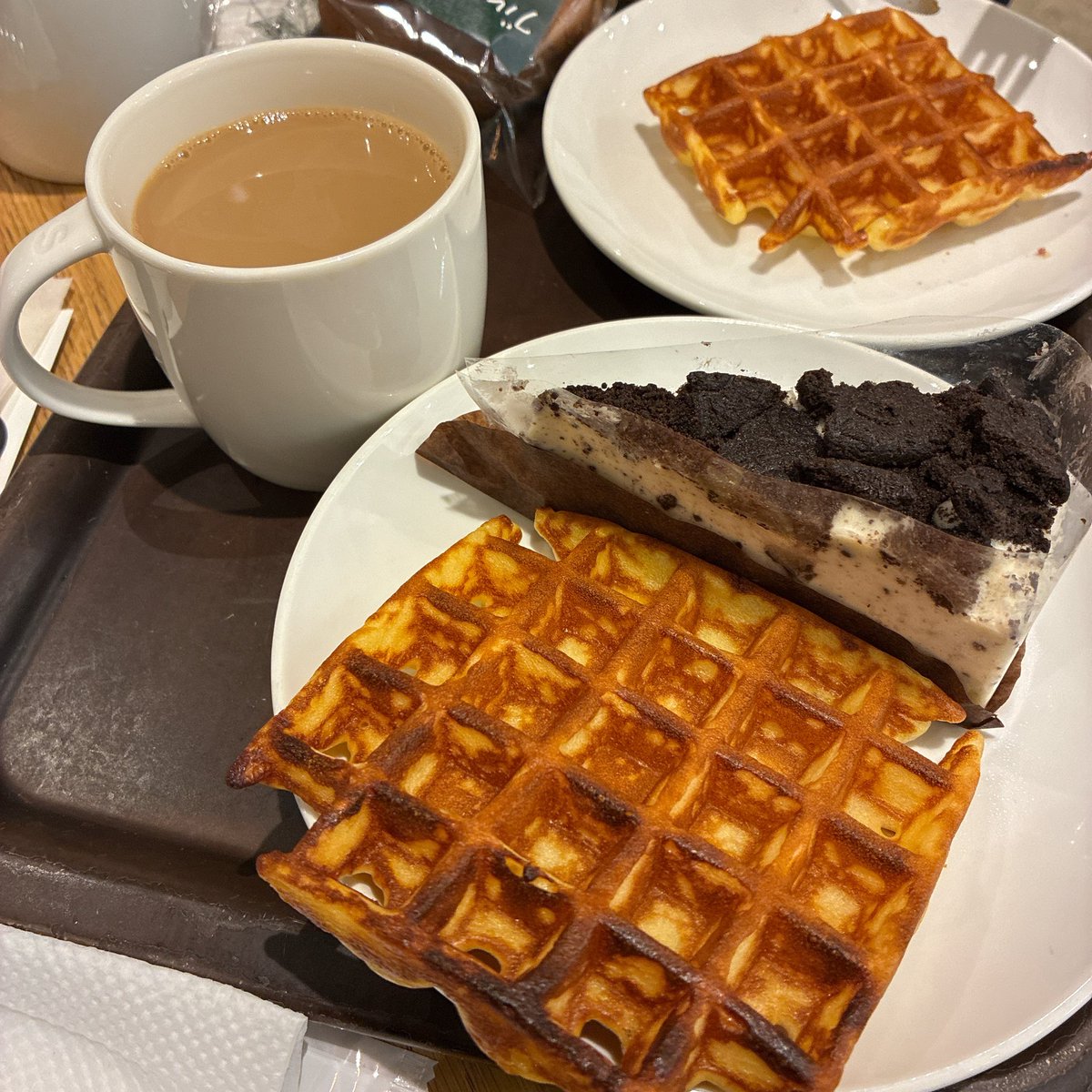 jdabc_spec000's tweet photo. スタバの誕生日クーポン貰ったからランチしてきた！☕️
気になってたクッキー&amp;クリーム チーズケーキを食べられて満足🥳 https://t.co/cVe81GxQCC
